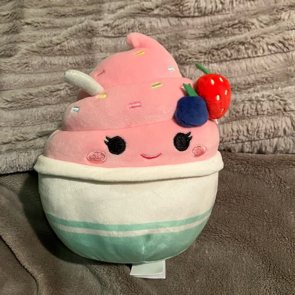 Squishmallows Angelica Pink Frozen Yogurt